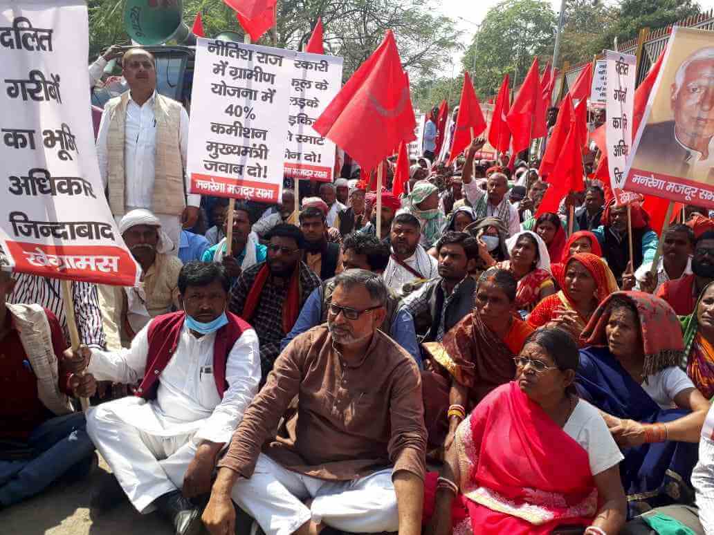 MNREGA workers protest in front of Bihar Assembly